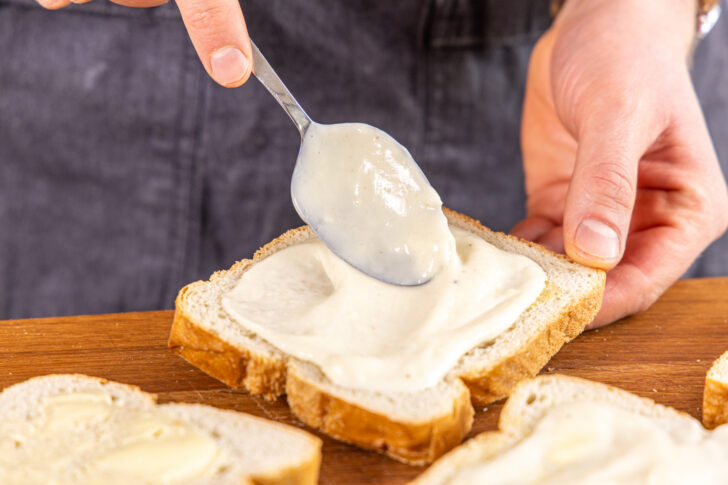 Bechamelsauce darauf verteilen
