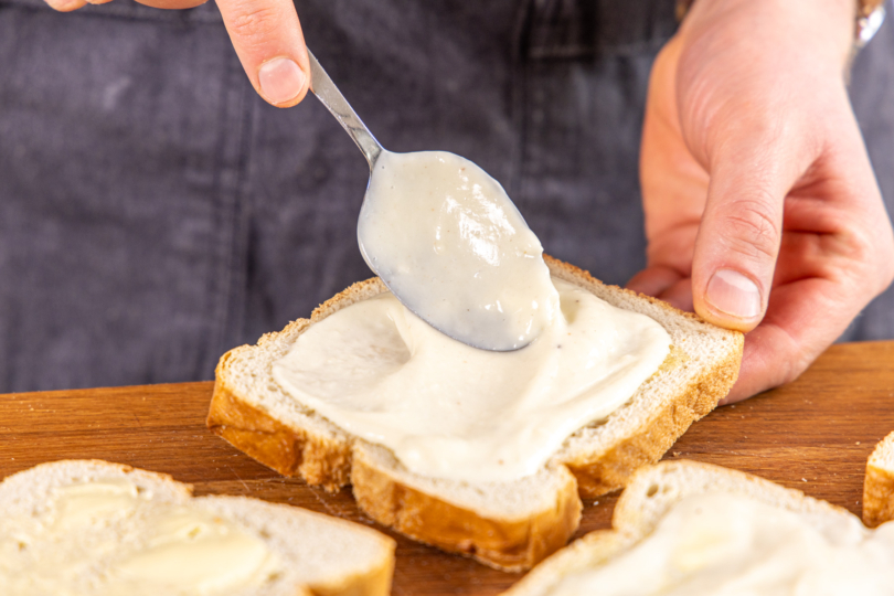 Bechamelsauce darauf verteilen