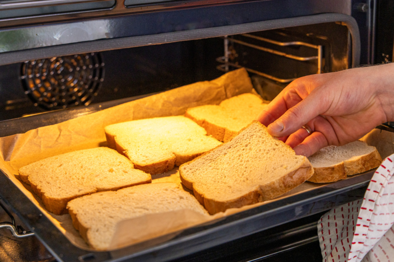 Brot im Ofen rösten