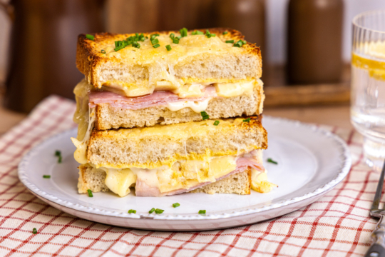 Croque Monsieur mit geschmolzenem Käse