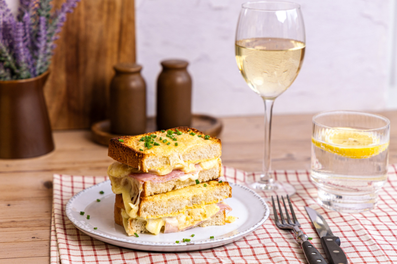 Croque Monsieur mit Weißwein