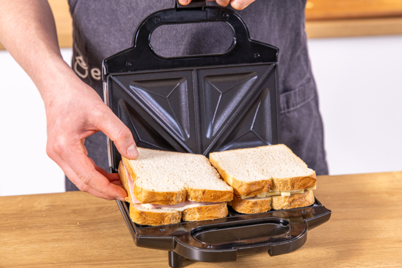 Croque Monsieur im Sandwichmaker zubereiten