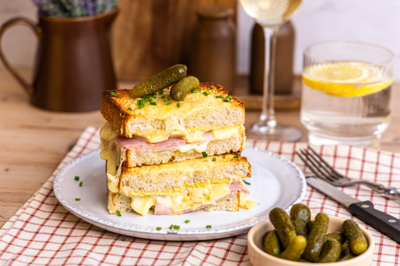 Croque Monsieur mit Gewürzgurken servieren