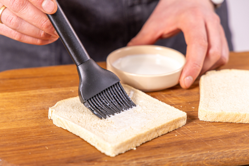 Toast mit Milch bestreichen