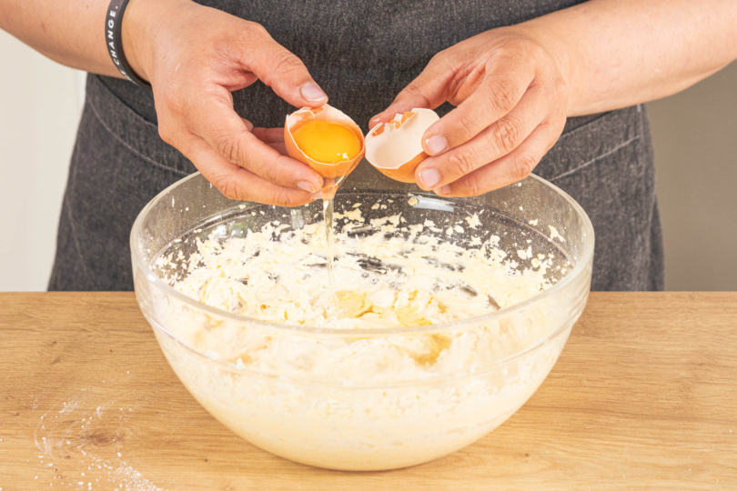 Ei zur Buttermischung geben