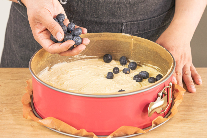 Heidelbeeren auf dem Rührteig verteilen