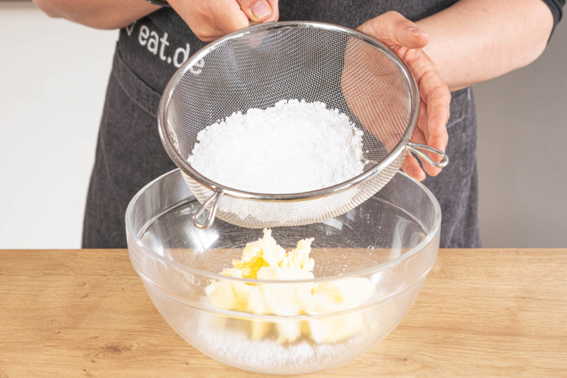 Puderzucker zur Butter sieben