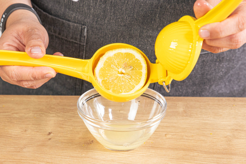 Zitrone auspressen