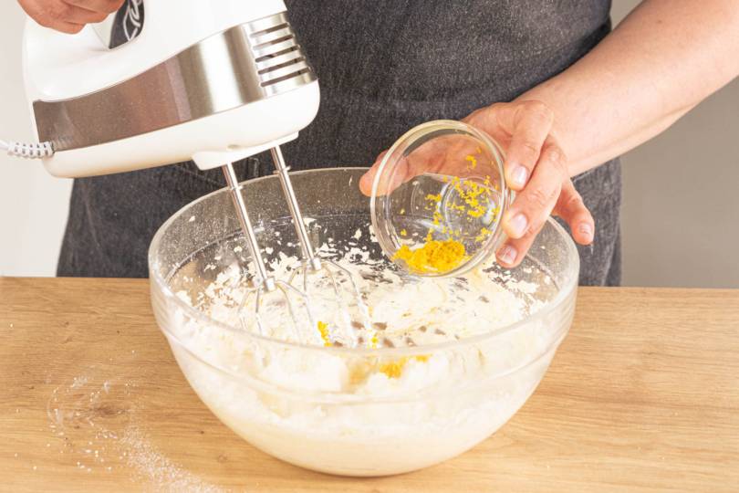 Zitronenabrieb einrühren