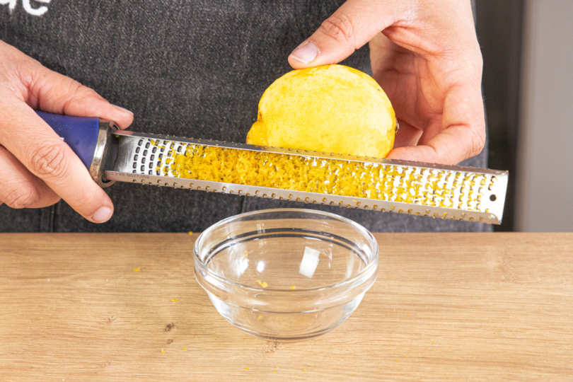 Zitronenschale abreiben