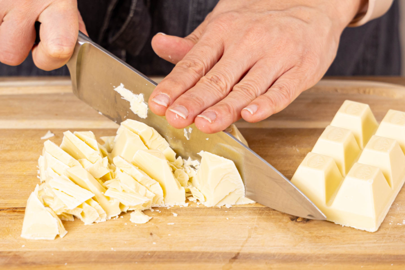 weiße Kuvertüre fein hacken