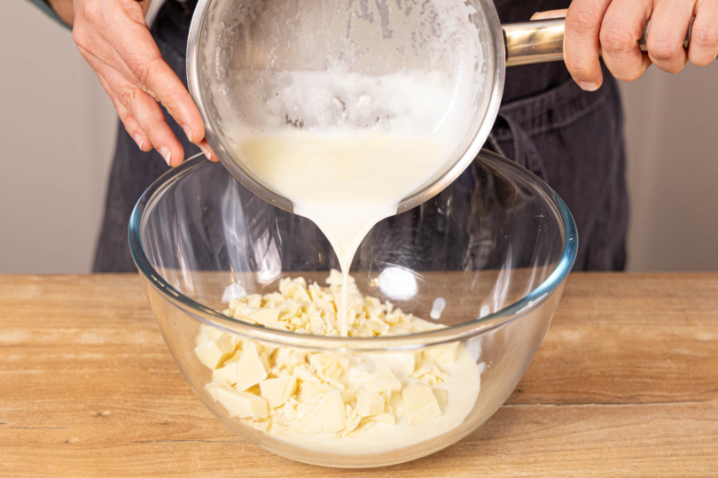 heiße Sahne übergehackte Kuvertüre gießen