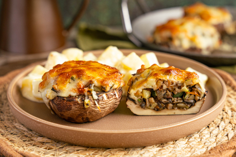 Gefüllte Portobello-Pilze aus der Pfanne mit Beilage