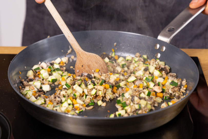 geschnittenes Gemüse anbraten