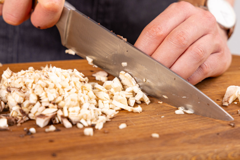 Pilzstiele und -Stücke fein würfeln