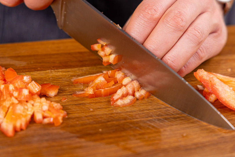 Tomaten in kleine Würfel schneiden