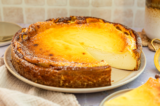 Glutenfreier Käsekuchen ohne Boden angeschnitten