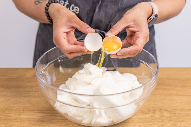 Eier in die Schüssel geben