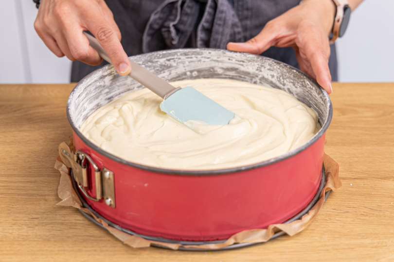 Käsekuchenmasse in der Springform verteilen