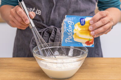 Puddingpulver in die Schüssel rühren