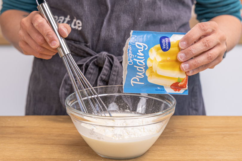 Puddingpulver in die Schüssel rühren