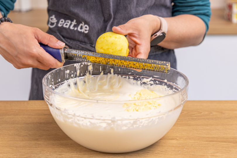 Zitronenschale abreiben