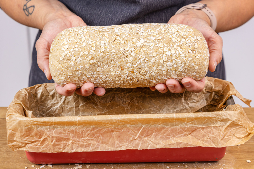Haferflockenbrot mit Joghurt in Form geben