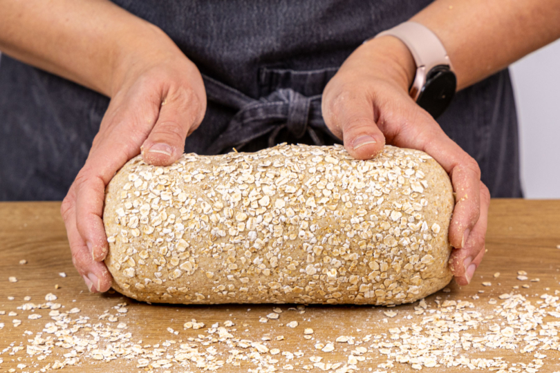 Haferflockenbrot mit Joghurt in Haferflocken wälzen