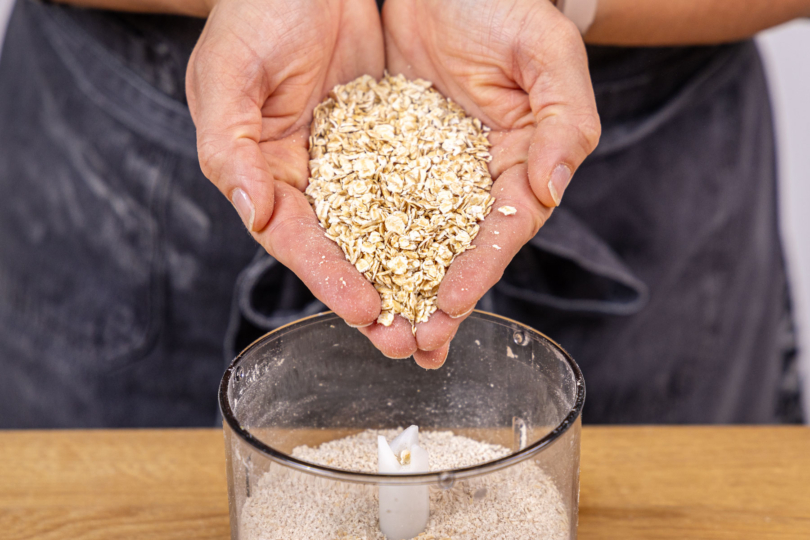 Haferflocken in Mixer geben