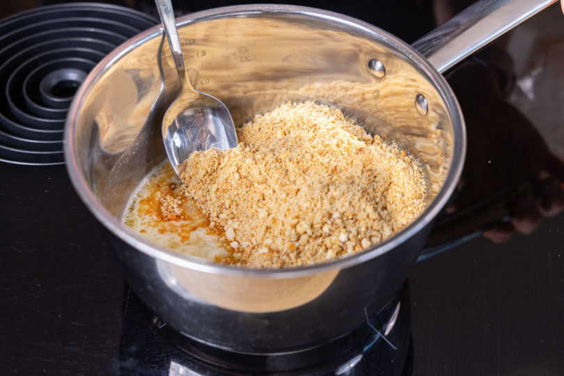 Brösel zur Butter geben