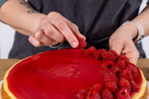 Himbeer Cheesecake dekorieren