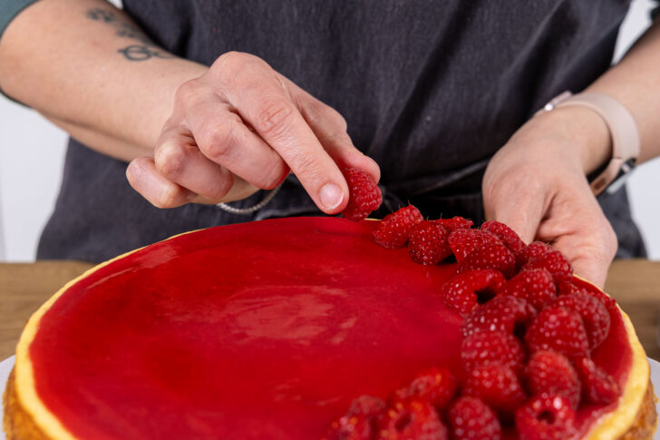 Himbeer Cheesecake dekorieren