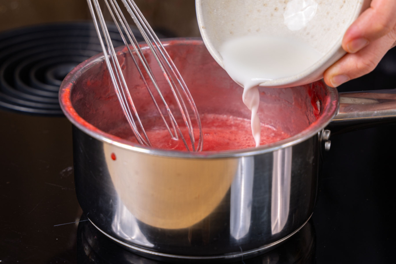 Stärke zu den Himbeeren im Topf geben