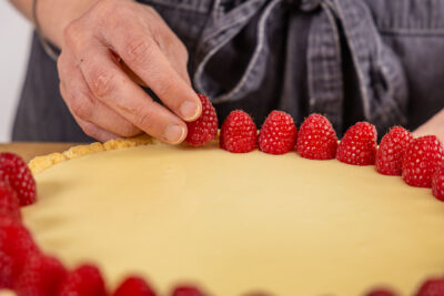 Himbeer Tarte dekorieren