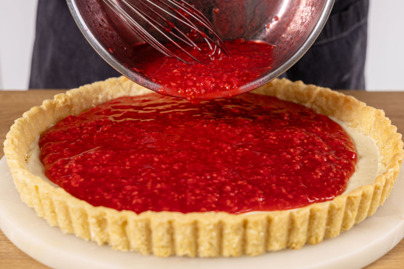 Himbeermasse verteilen