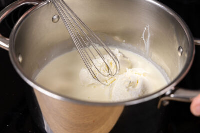Sahne und Mascarpone erhitzen