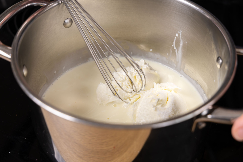 Sahne und Mascarpone erhitzen