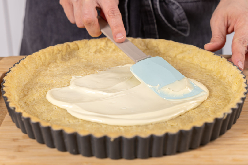 Schokolade auf Mürbeteig verstreichen