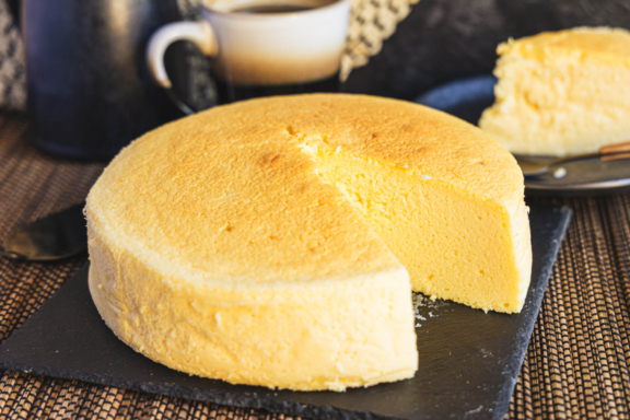 Japanischer Käsekuchen angeschnitten: fluffiges Original-Rezept