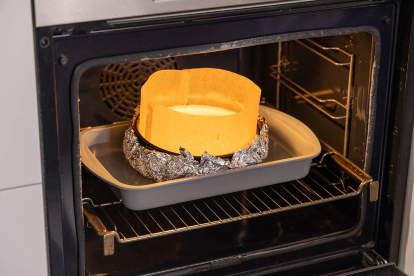 japanischer Käsekuchen im Wasserbad im Ofen