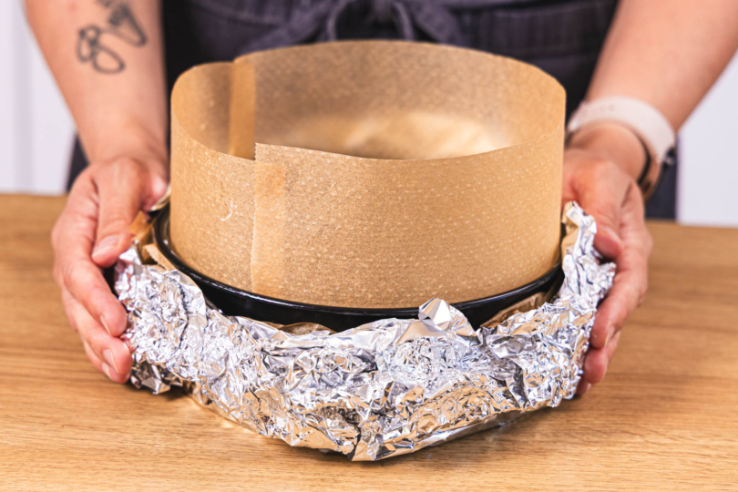 Springform mit Alufolie ummanteln