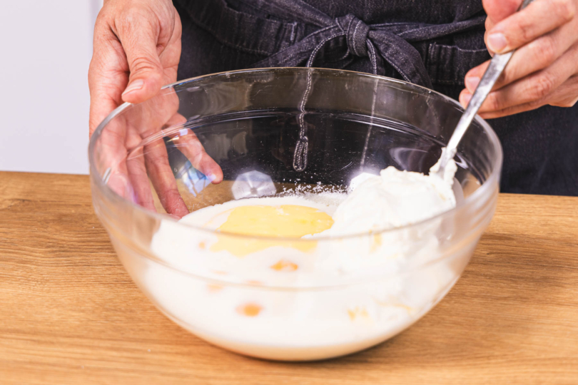 Frischkäse zum Eigelb geben