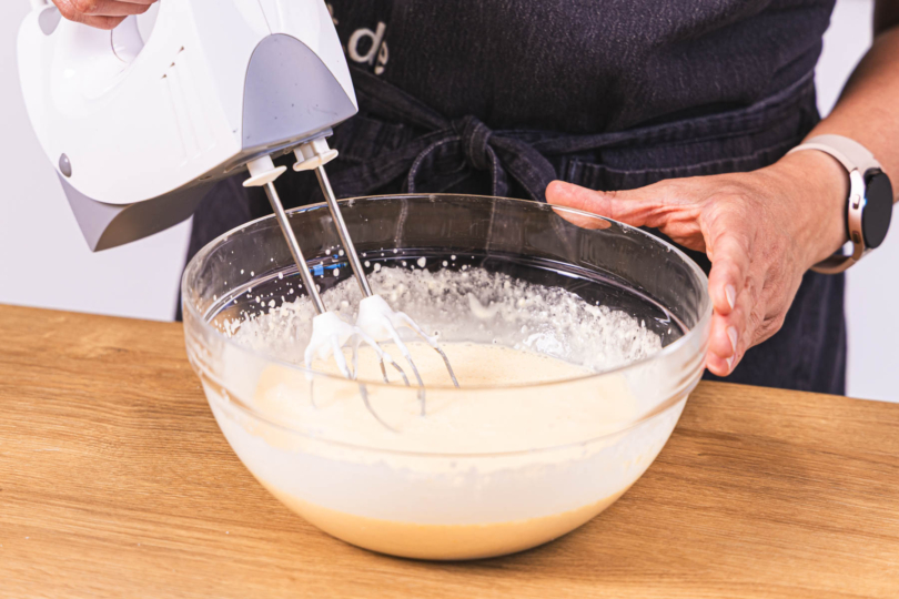 Käsekuchemasse aufschlagen