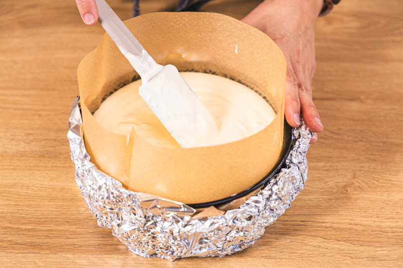 Käsekuchenmasse in die Form füllen