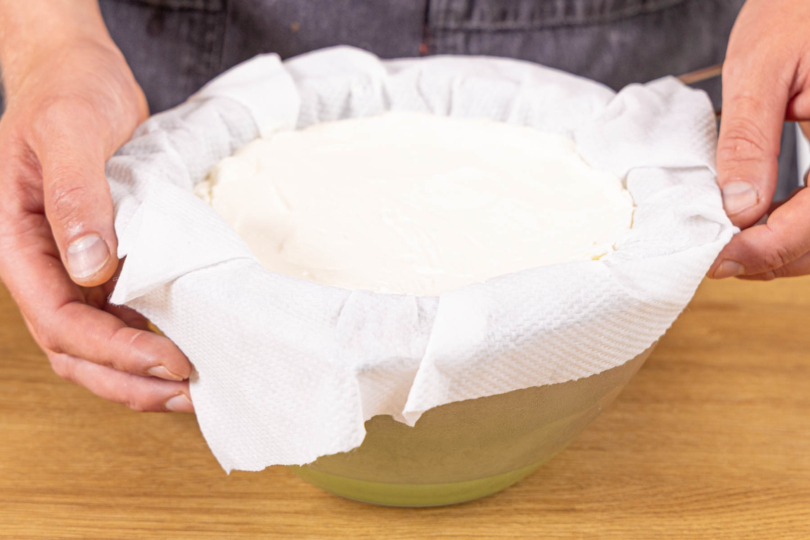 abgetropfte Joghurt-Quark-Masse