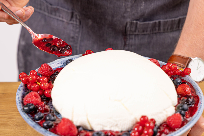 Joghurtbome mit Quark mit Beeren dekorieren