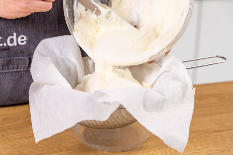 Joghurt-Quark-Masse in eine Sieb mit Passiertuch streichen und über Nacht abtropfen lassen