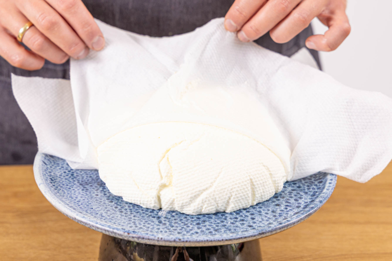 Joghurtbome auf Teller stürzen