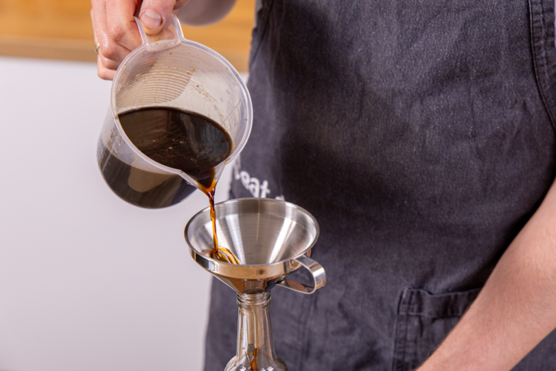 Kaffeelikör abfüllen