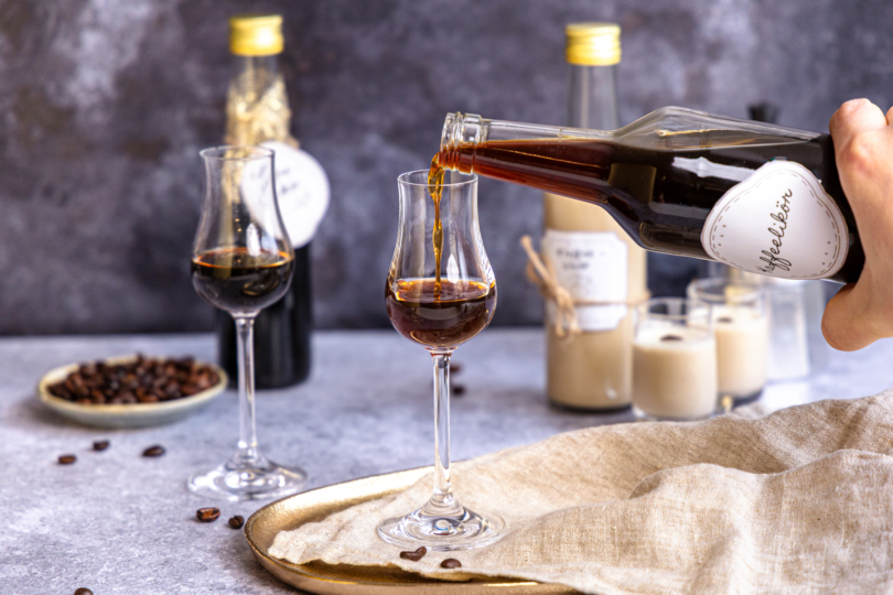 Kaffeelikör servieren